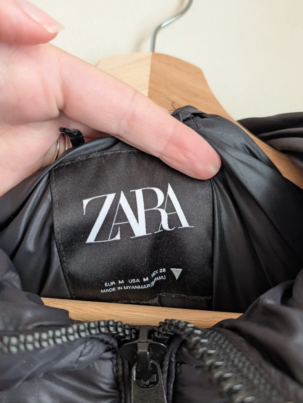 Zara Black Quilted Hooded Puffer Cape - Picture 2 of 5